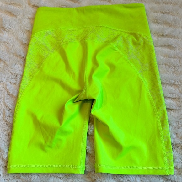 ATHLETA Stay Fly Neon Reflective 9” Biker Shorts Gym Yoga Cycle Green Yellow S - Picture 3 of 10